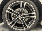 純正18インチアルミホイール。リアは225/40R18