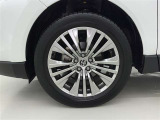 アルミホイールが車の雰囲気を引き立てますね!