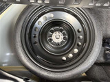 【スペアタイヤ装着車】トランク下に収納されています。