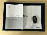 メンテナンスノート【点検整備記録簿・保証書】、取説も揃ってます。スマートキーはバッグなどにしまったままボタン操作でエンジン始動・停止やハイブリッドシステムの起動や停止ができて大変便利です