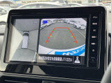 駐車時や後退時の安全をサポート。映像を大画面で確認できるバックモニターが運転を安心に後押しします。