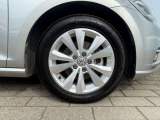 車両のスタイリングを引き立てるアルミホイールを装備しています