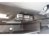 ETC車載器を標準装備。カードリーダーはグローブボックス内に取り付けられています。