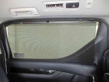 格納式リヤドアサンシェードを装備で、ロングドライブも快適に過ごせます♪使わない時はトリム内に格納できます!!