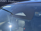 フロントガラスの上部には衝突軽減ブレーキの装置も付いており、より安全に運転を楽しんでいただくことができます。