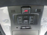 運転席・助手席両側で使いやすい、オーバーヘッドの両側パワースライドドア操作スイッチです。