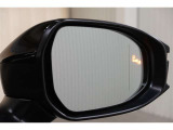 隣車線を走る車両をレーダーで検知し、ドアミラーでは確認しにくい後側方エリアに存在する車両に加え、急接近してくる車両も検知します。車両を検知するとドアミラーに搭載されたLEDインジケーターが点灯します。