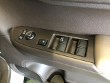 【窓操作部分】運転席のスイッチでは、すべてのウィンドーの開閉操作を行うことができます。