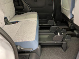 【置きラクボックス(後席)】 フロアに直接置きたくない荷物の収納に便利です