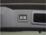 【パワーリアゲート】スイッチを操作することにより、リアゲートが自動で開閉します。自動開閉中のリアゲートを、半開以上の位置で止めることができます。