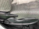 運転手の体格に合わせて,運転席の座面の高さ調整ができるシートリフターが付いてます