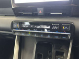 デュアルエアコンとは、運転席と助手席で、個別に温度設定ができる機能です。気温の感じ方は、人それぞれ違うもの。乗る人に優しい機能ですね。