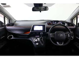 クリアな視界が広がる運転席廻り。黒を基調にしたクールな雰囲気のなかにアクセントカラーのオレンジがお洒落ですね。助手席アッパーボックスの中は一面オレンジです。なかなかインパクトがありますよ。