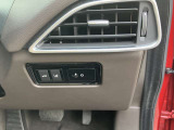 ハンドル横にトランクオープンのスイッチが装備されています。