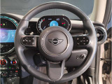 MINIの内装はとにかく『円』に拘ったデザインコンセプトが一目で伝わってきます。これほど円形に拘った車は他に御座いません。伝統のデザイン、トグルスイッチなど遊び心のある内装で御座います。