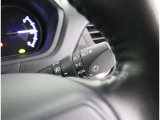 周囲の明るさをセンサーでキャッチして、ヘッドライトを自動的に点けてくれる賢い機能です!