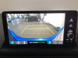 バックギアに入れますとご覧のような画像に自動的に切り替わります。車庫入れ時に役立ちます。
