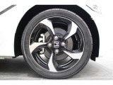 純正のアルミホイールが足元を飾ります!サイズは前165/55R15 後195/45R16になります!