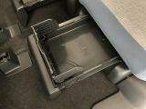 【置きラクボックス】後席シート下に収まる引き出し型の収納が装備!積んだままにしておく物など、外から見えずにスッキリ収納できます♪