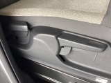 シートリフター(ハイトアジャスター)装備。運転席の高さを調整する機能