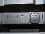 スマートフォン等の充電や連携に便利なUSB Type-Cポートを2基配置。さらに12Vアクセサリー電源も備えドライブ中の電源確保に重宝します。毎日の通勤から遠出まで活躍する、利便性の高い快適装備です。
