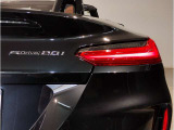 BMWのテールランプはプレスラインへと続く形状のため、統一感のある綺麗なラインを演出しております。