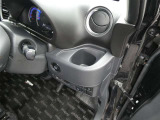 運転席にもドリンクホルダー完備!スマホや小物などもサッと置いておけます♪