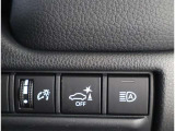オートマチックハイビームとは、先行車や対向車のライトを認識し、ハイビームとロービームを自動で切り替える機能です。夜道の視界を確保します。詳細は販売店スタッフまでおたずねください。