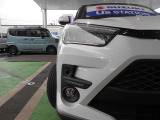 LEDヘッドライトとフォグランプ!白くて明るい光源で視認性が高まります。夜間のドライブをサポートしてくれます!