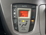 【オートエアコン】一度お好みの温度に設定すれば、車内の温度を検知し風量や温度を自動で調整。暑い&hellip;寒い&hellip;と何度もスイッチ操作をする必要はありません。快適な車内空間には必須の機能ですね♪