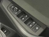 ドアミラー調整とパワーウインドウスイッチは操作し易い位置に装備されております