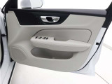 運転席ドアの全景です。キャビンを彩るすべてのものに、機能を形にした美しさが備わっています。