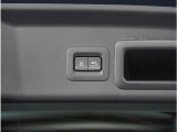 【パワーバックドア】スマートキーや運転席のボタンを押すだけでリアゲートが自動で開閉します。両手に荷物を持っている時や高い位置のバックドアを閉める際に便利な機能です。