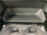 エンジン稼働中にQi規格に対応したスマートフォンなどを置くだけで、充電ができるワイヤレスチャージャーを搭載しています。
