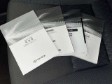 メンテナンスノート、取扱説明書です。 その車の整備記録が事細やかに記録されています。 車が生まれてから今までどのような道を歩んできたのか判るとても重要な物ですよ。