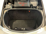 リアのラゲッジスペースを開けた状態です。2人乗りのスポーツカーで持ち歩く荷物を考える際に、形と開口部をご確認いただけます。積みたいバッグとの相性や奥行きは、実車で寸法をお確かめください。