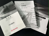 メンテナンスノート、取扱説明書です。 その車の整備記録が事細やかに記録されています。 車が生まれてから今までどのような道を歩んできたのか判るとても重要な物ですよ。