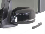 ◆ドアミラーウインカー◆ドアミラーにウインカーを装備しています。対向車に自身の進行方向を合図し安全に運転できます。