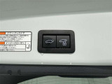 電動式バックドアです。 荷物を持ったままでもボタン一つで自動的に開け閉めできるので便利ですよ。 挟み込み防止機能も付いていますのでお子様の手や荷物を挟み込むのを防いでくれますよ。