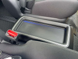 運転席と助手席の間には小物置きもあります!