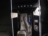 ホールドボタンを押すと車が停車した際ブレーキから足を離しても停車状態を保持できます。
