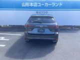 四角く力強い後ろ姿は、荷物をたくさん積んで出かけたくなる頼もしさ。