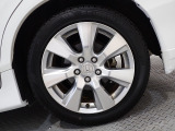 ホイールは車のデザインにマッチした専用タイプです。