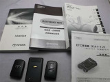 取説・メンテナンスノート・スマートキー・カードキーの4点セットです。