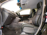 体を包み込むような形状で、しっかりと体を支えてくれます!長時間の運転も快適にしてくれるシートです!