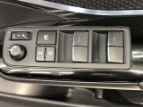 パワーウィンドのスイッチです。運転席に座りながら、助手席や後席の窓を開け閉めできるので大変便利ですよ。