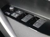 運転席からも操作可能な全席パワーウィンドウが装備されています。
