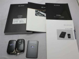 取説・メンテナンスノート・スマートキー・カードキーの4点セットです。