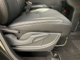 お好みのシートポジションに、シートアジャスターレバーで調整してください。