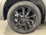 タイヤサイズは225/55R19となります。専用のブラックメタリック塗装のホイールがカッコいい!
